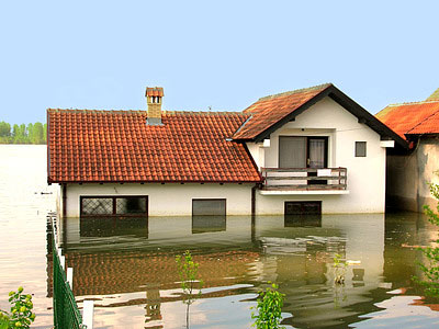 Ein überflutetes Haus mit Wasser bis zu den Fenstern.